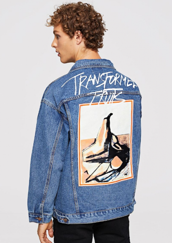 Jaket jeans dengan sablon tulisan di punggung